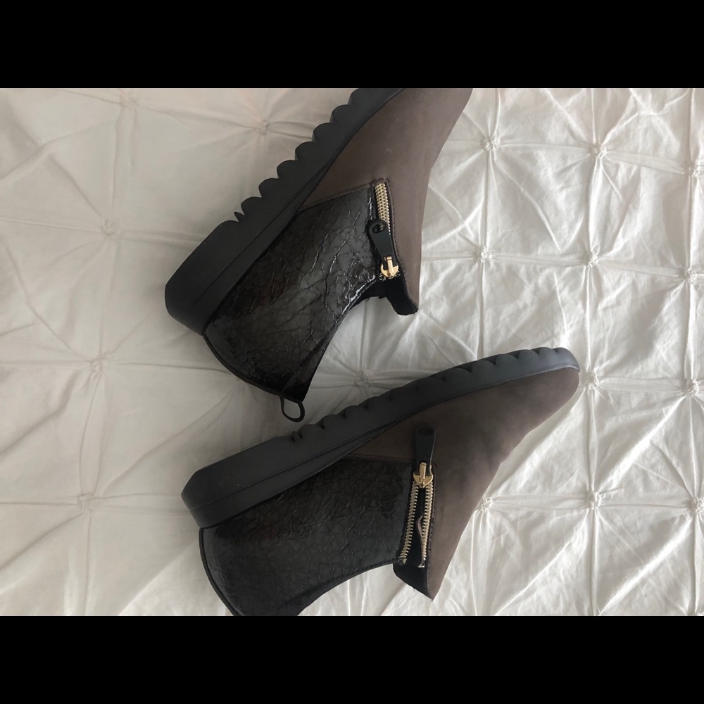 Women’s Munro 7.5WW Brown Suede/Croc